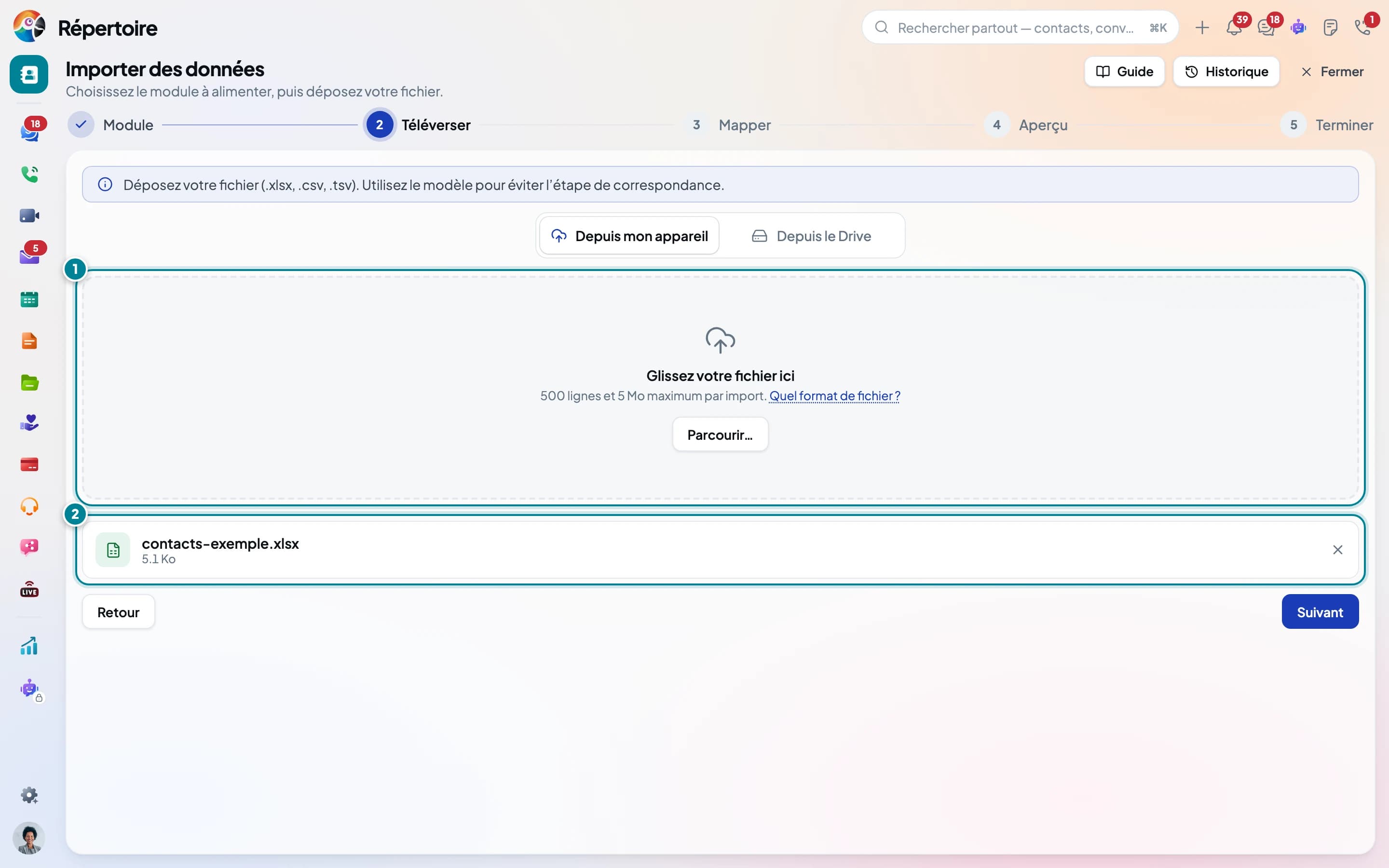 L'étape Téléverser, annotée : les onglets Depuis mon appareil et Depuis le Drive, la zone de dépôt avec le fichier choisi, le rappel des 500 lignes et 5 Mo, et le bouton Suivant.