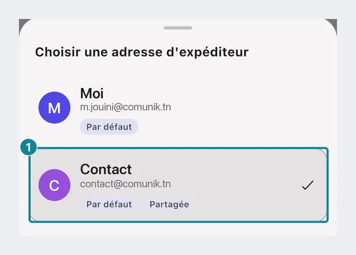Sur le téléphone : la feuille Choisir une adresse d'expéditeur avec la boîte privée et la boîte partagée.